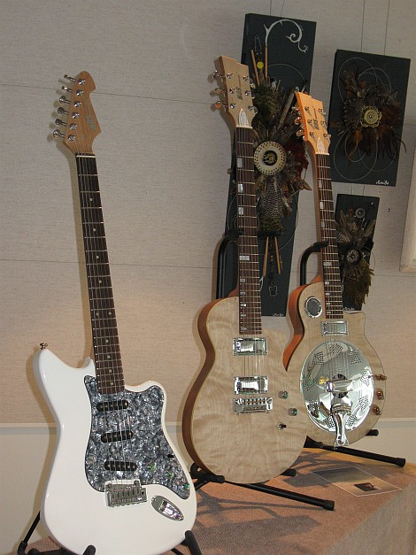 HOS-Guitars toi näytille omia uniikkikappleitaan, kuten Erja Lyytiselle tehdyn lankkuresonaattorikitaran.  